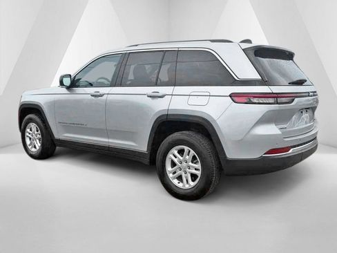 Used 2022 Jeep Grand Cherokee Laredo w/ Luxury Tech Group I AWD/4WD image 5