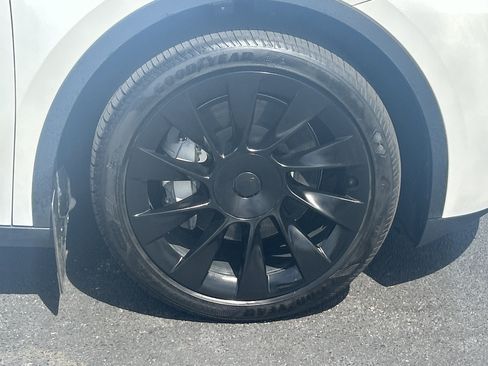 Used 2024 Tesla Model Y Long Range image 33