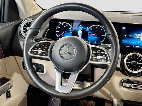 Used 2023 Mercedes-Benz EQB 300 4MATIC image 17