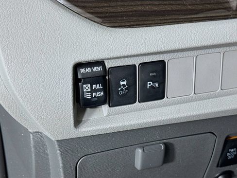 Used 2018 Toyota Sienna Limited FWD image 18
