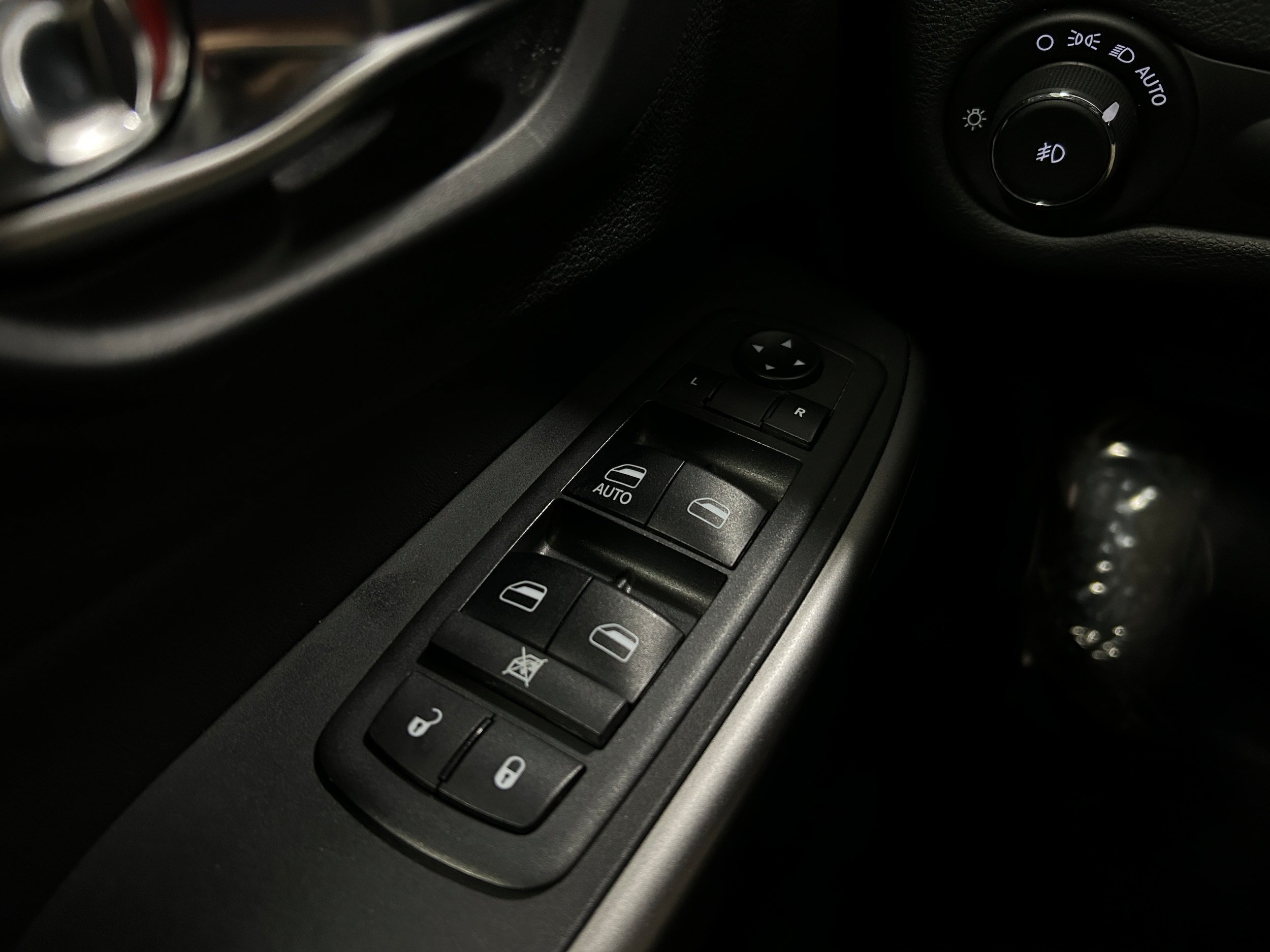 Used 2019 Jeep Cherokee Latitude w/ Cold Weather Group AWD/4WD image 25