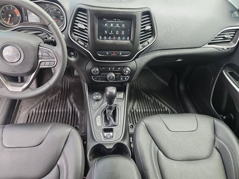 Used 2021 Jeep Cherokee Latitude Lux w/ Mopar Interior Package AWD/4WD image 24