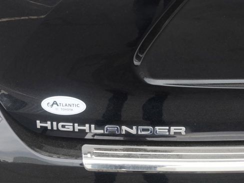 Used 2022 Toyota Highlander XLE AWD/4WD image 24