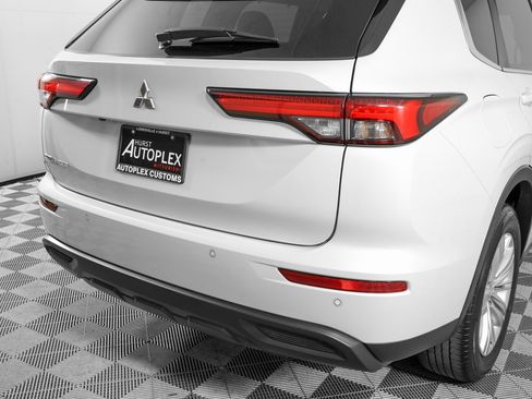 Used 2023 Mitsubishi Outlander ES image 29