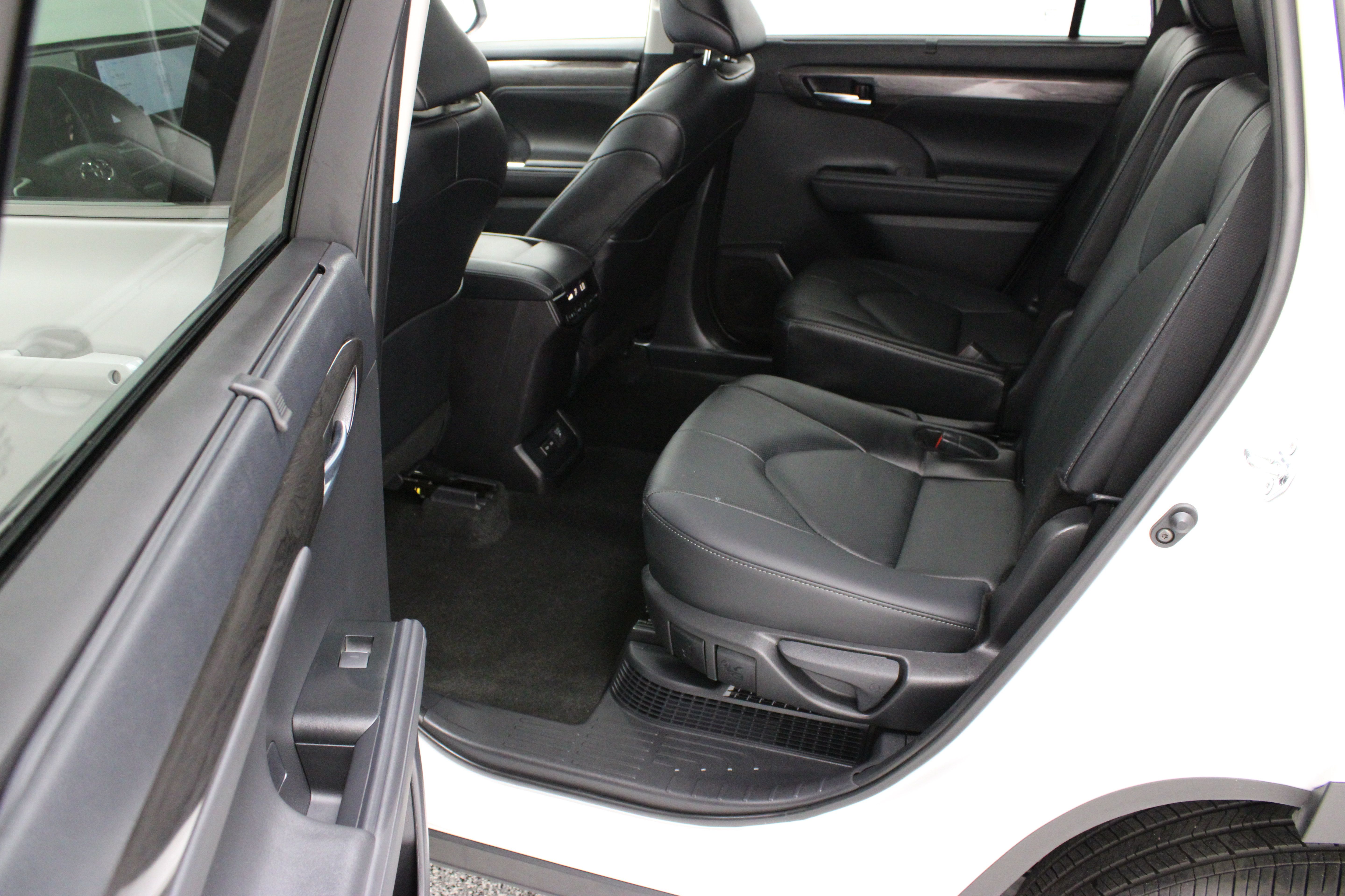 Used 2026 Toyota Highlander Limited AWD/4WD image 30