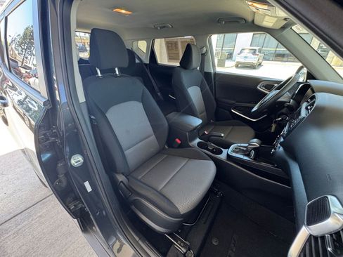 Used 2025 Kia Soul LX w/ LX Technology Package FWD image 34