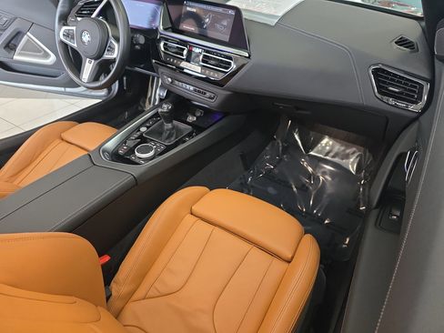 Used 2025 BMW Z4 M40i w/ Premium Package image 16