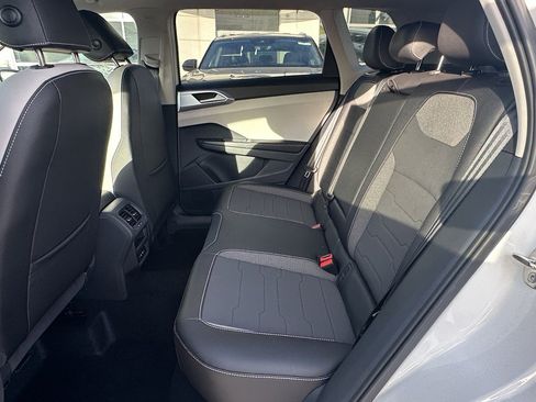 New 2026 Volkswagen Taos SE FWD image 7