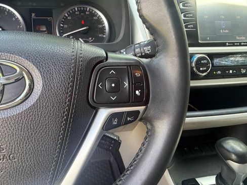Used 2019 Toyota Highlander XLE FWD image 19