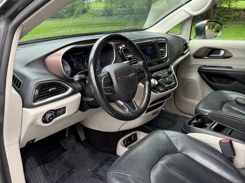 Used 2019 Chrysler Pacifica Touring-L FWD image 7
