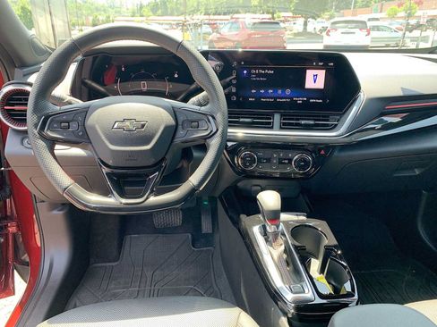 Certified 2024 Chevrolet Trax RS FWD image 19