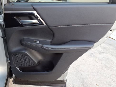 Used 2024 Mitsubishi Outlander SE image 11