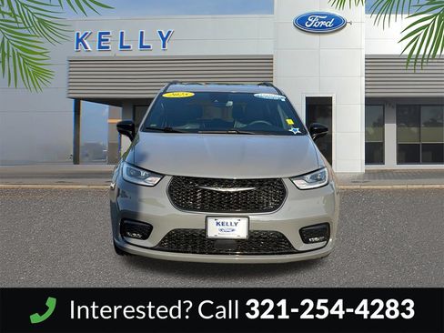 Used 2025 Chrysler Pacifica Limited FWD image 9