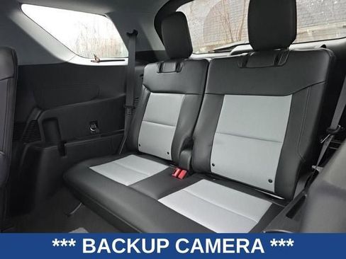 Used 2022 Ford Explorer XLT w/ Equipment Group 202A image 5