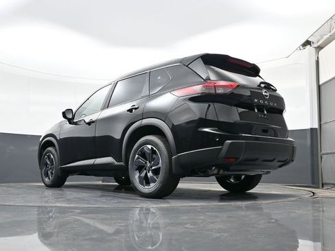 Used 2025 Nissan Rogue SV w/ SV Premium Package FWD image 17