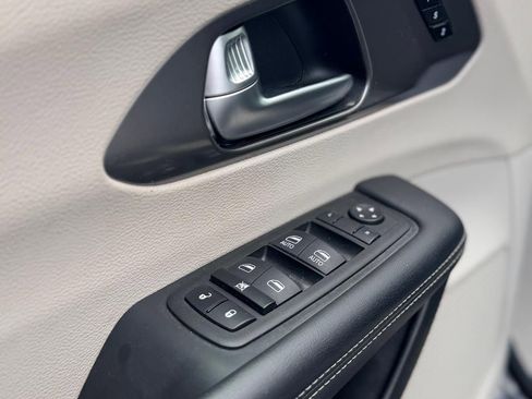 Used 2023 Chrysler Pacifica Touring-L FWD image 13