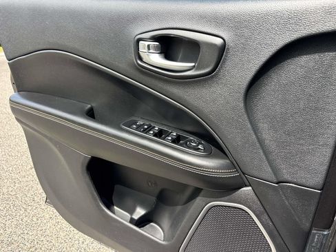 Used 2019 Jeep Compass Latitude w/ Popular Equipment Group AWD/4WD image 19