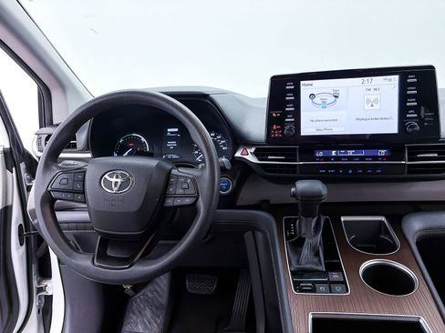 Used 2022 Toyota Sienna LE FWD image 3