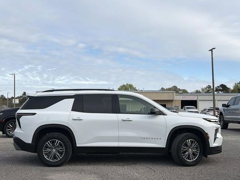 Used 2025 Chevrolet Traverse LT image 5