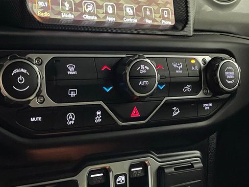 Used 2018 Jeep Wrangler Unlimited Sahara image 19