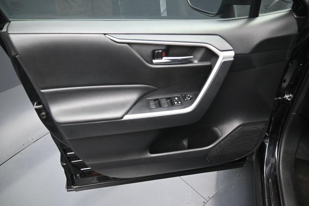 Used 2021 Toyota RAV4 XLE AWD/4WD image 11