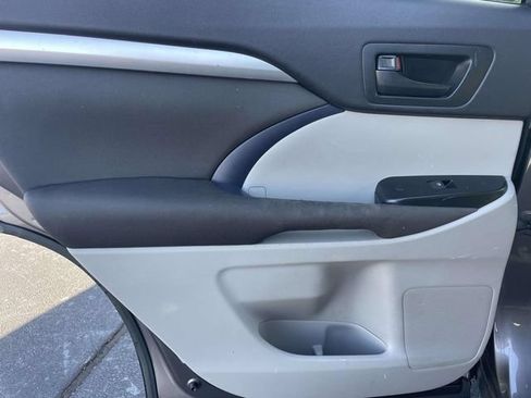 Used 2016 Toyota Highlander LE FWD image 11