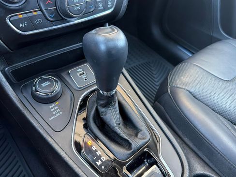 Used 2019 Jeep Cherokee Limited w/ Luxury Group AWD/4WD image 21