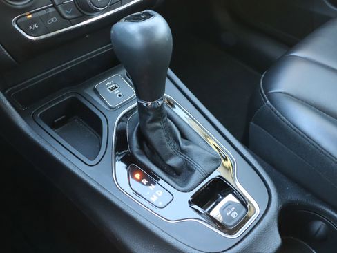 Used 2020 Jeep Cherokee Latitude Plus image 28