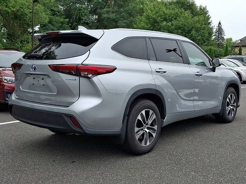 Used 2023 Toyota Highlander XLE AWD/4WD image 6