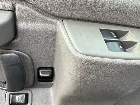 Used 2018 Chevrolet Express 2500 w/ Driver Convenience Package image 10