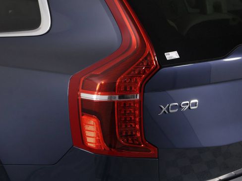 Certified 2025 Volvo XC90 T8 Plus w/ Protection Package Premier AWD/4WD image 18