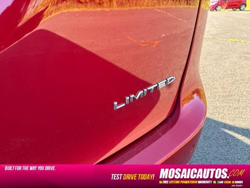 Used 2026 Chrysler Pacifica Limited FWD image 6