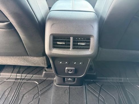 Used 2023 Chevrolet Equinox Premier AWD/4WD image 31