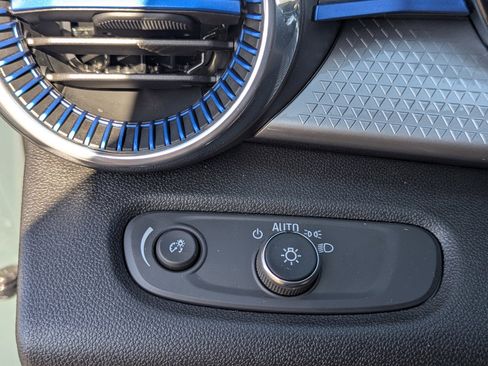 Certified 2025 Chevrolet Trax LT image 32