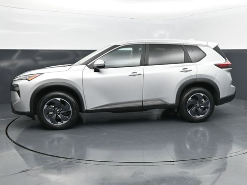 Used 2024 Nissan Rogue SV image 2
