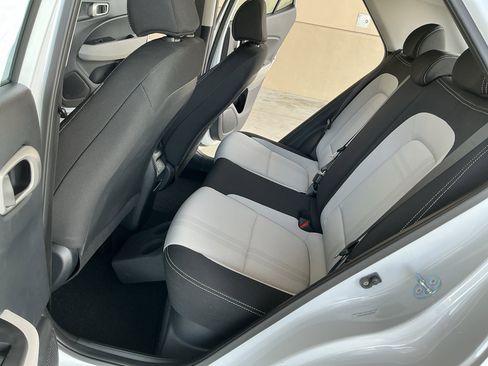 Certified 2025 Hyundai Venue SEL image 12