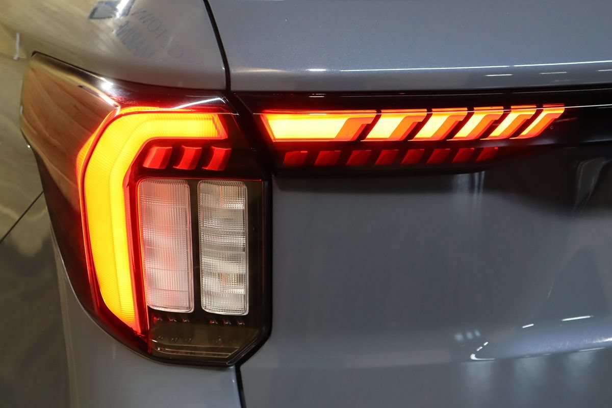 Used 2025 Ford Explorer ST-Line RWD image 18