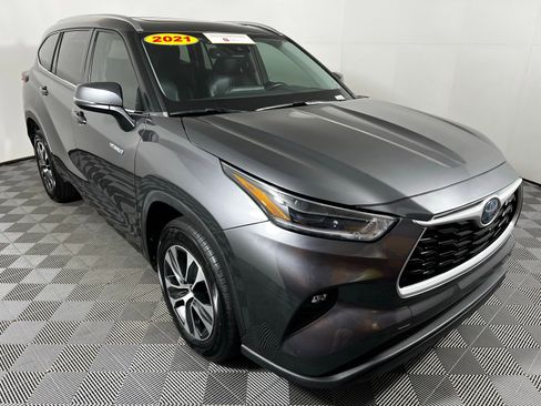 Certified 2021 Toyota Highlander XLE image 3