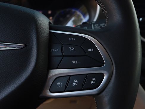 Used 2024 Chrysler Pacifica Touring-L FWD image 11