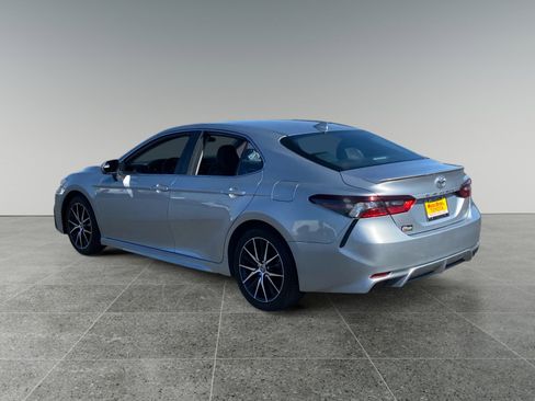 Used 2023 Toyota Camry SE image 3