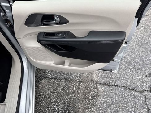 Used 2023 Chrysler Pacifica Touring-L image 14