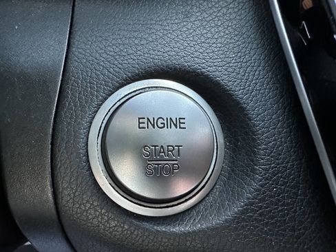 Used 2018 Mercedes-Benz GLC 300 4MATIC image 25