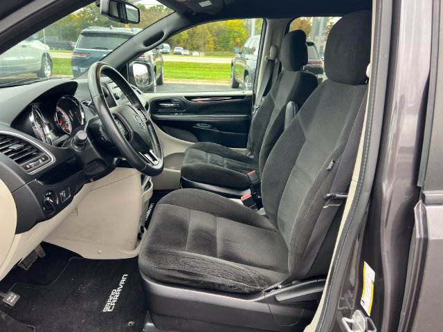 Used 2016 Dodge Grand Caravan SE FWD image 3