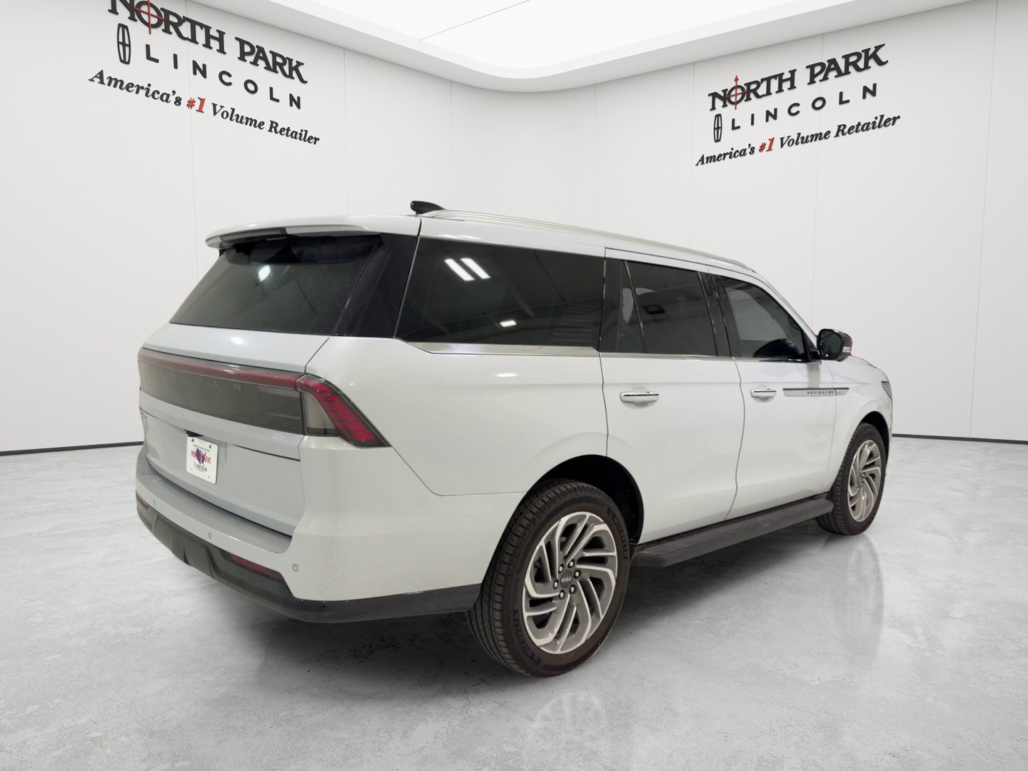 Used 2026 Lincoln Navigator Premiere AWD/4WD image 5