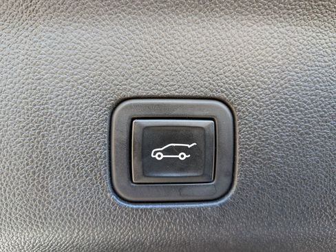 Used 2023 GMC Yukon XL Denali image 35