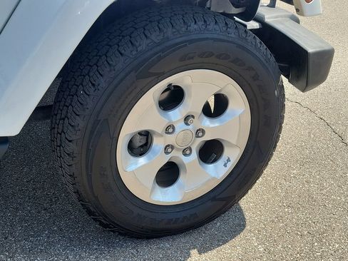 Used 2014 Jeep Wrangler Unlimited Sahara w/ Connectivity Group AWD/4WD image 5