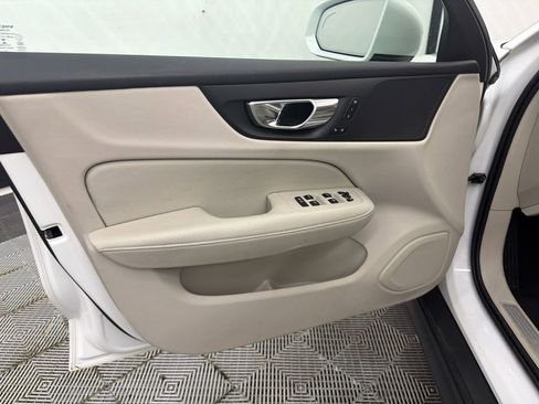 Used 2020 Volvo V60 T5 Cross Country image 11