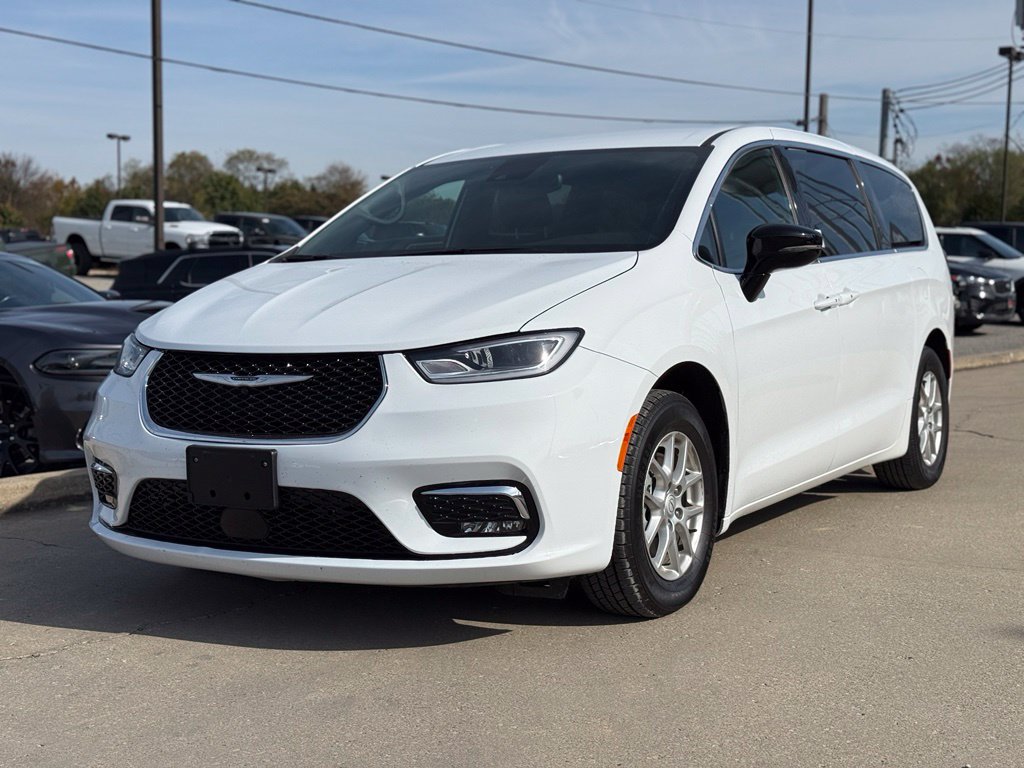 Used 2025 Chrysler Pacifica Select FWD image 2