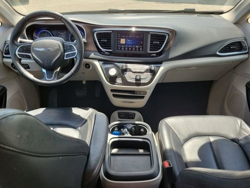 Used 2018 Chrysler Pacifica Touring-L FWD image 11