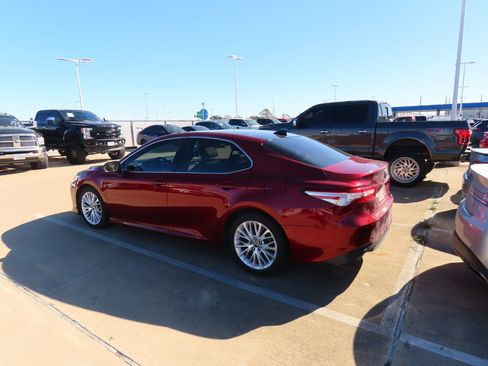 Used 2018 Toyota Camry XLE image 12